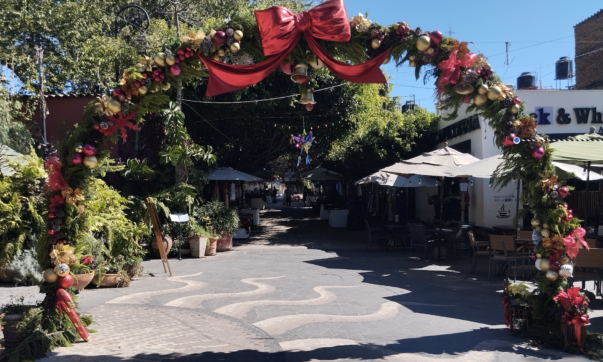 Ajijic community volunteers upgrade plaza decorations